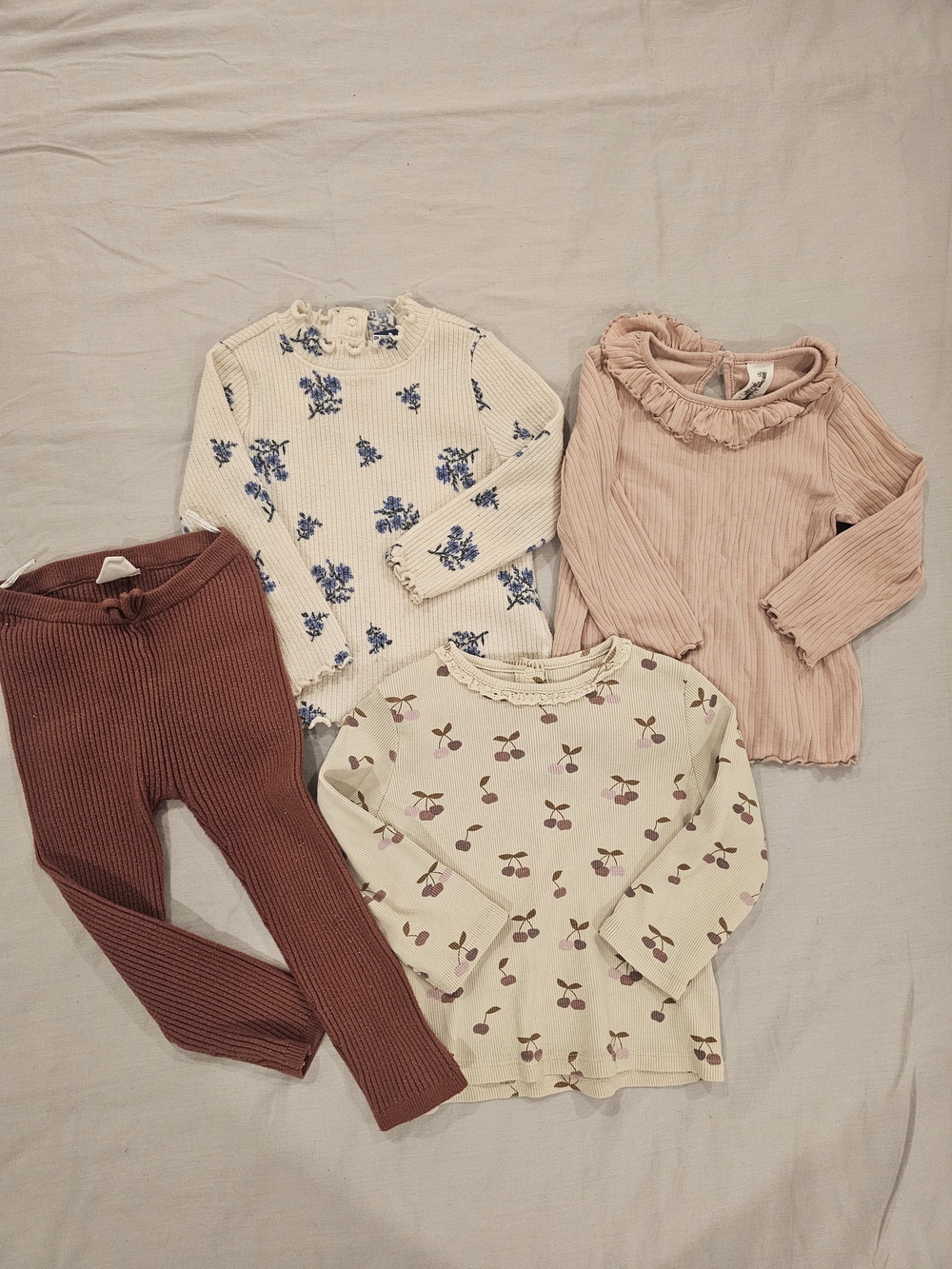 🧸2/20$ Bundle Of 4 Items - Sweaters And Pants Size 12M Girl Toddler
